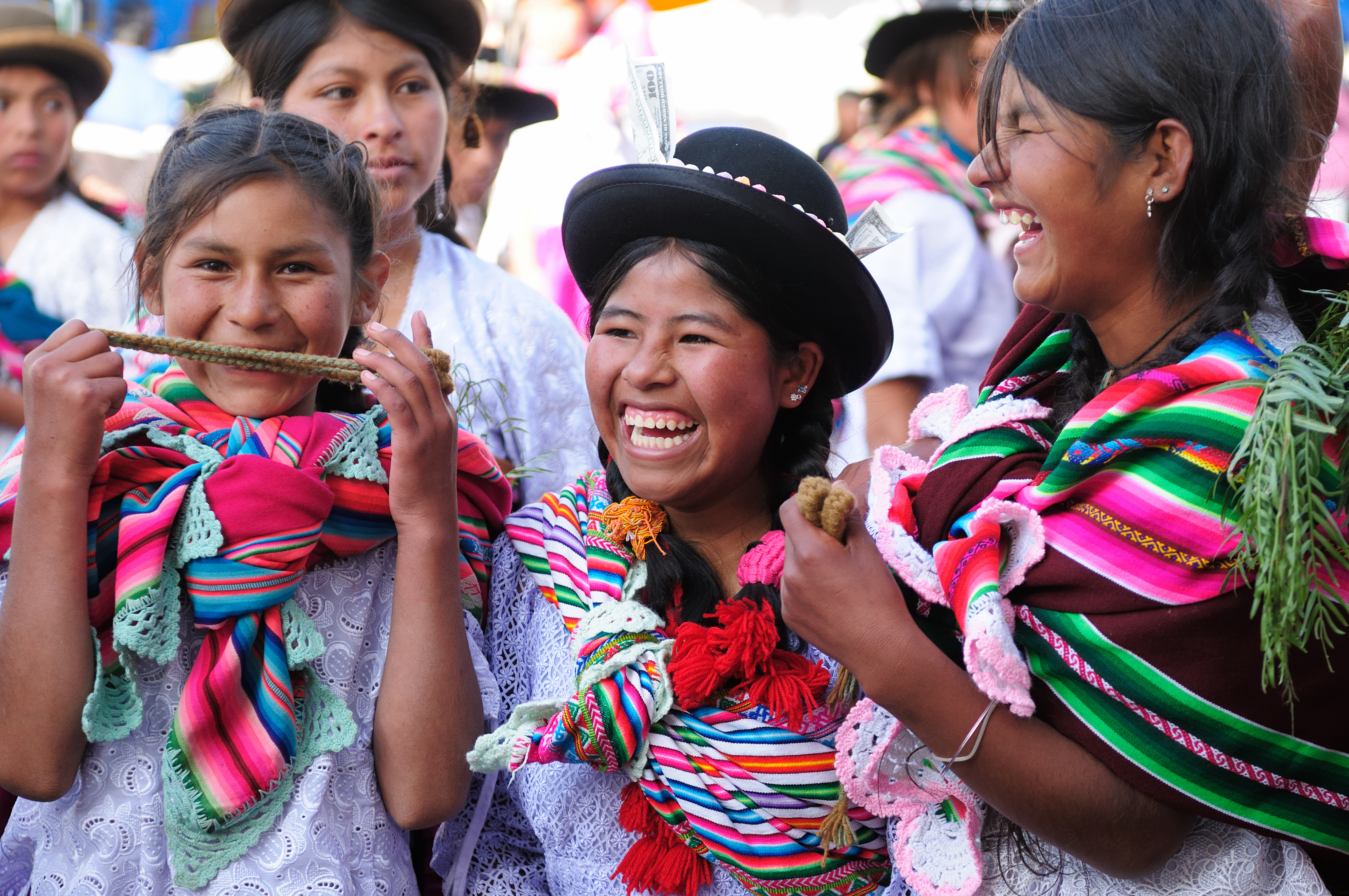На каком языке разговаривают жители южной америки. Боливия Кочабамба народ. Народы Южной Америки боливийцы. Боливия население. Латинская Америка люди.
